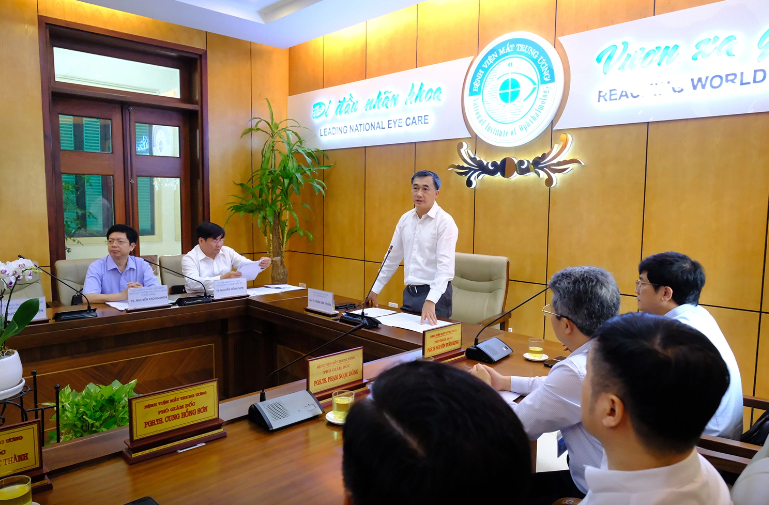 Thứ trưởng Bộ Y tế Trần Văn Thuấn phát biểu tại Bệnh viện Mắt trung ương - Ảnh: HOÀNG LONG Thứ trưởng Bộ Y tế Trần Văn Thuấn phát biểu tại Bệnh viện Mắt trung ương - Ảnh: HOÀNG LONG