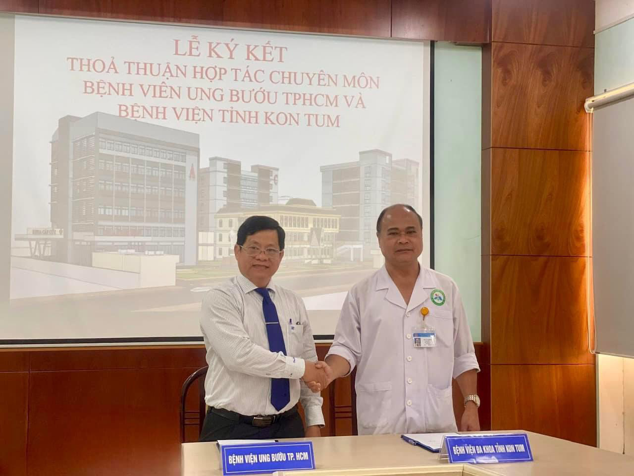 Bệnh viện Ung bướu giúp bệnh viện tuyến dưới điều trị tốt ung thư để giảm tải tuyến trên- Ảnh 1. Bệnh viện Ung bướu TP.HCM ký kết thỏa thuận hợp tác chuyên môn với Bệnh viện tỉnh Kon Tum - Ảnh: Bệnh viện cung cấp