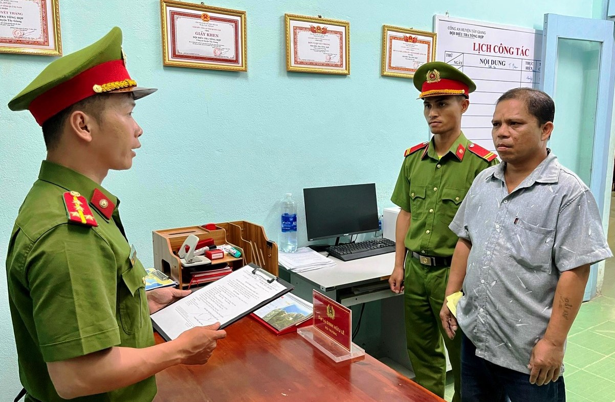 Bị kiểm tra nồng độ cồn, người đàn ông cầm đá ném vào lực lượng công an- Ảnh 1. Công an H.Tây Giang đọc quyết định tạm giữ hình sự Alăng Thị