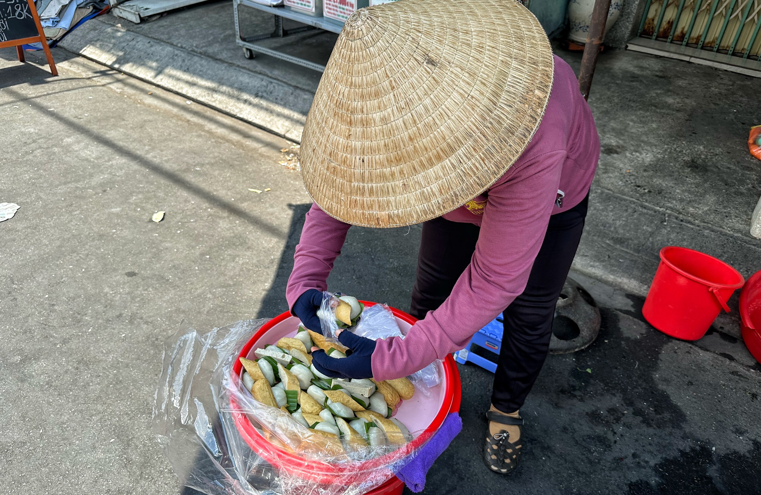 Thời tiết TP.HCM nắng nóng, nhiều người né... hàng rong: 'Bị ngộ độc một lần, sợ luôn'- Ảnh 1. Thời tiết TP.HCM nắng nóng, nhiều người né... hàng rong: 'Bị ngộ độc một lần, sợ luôn'- Ảnh 1.
