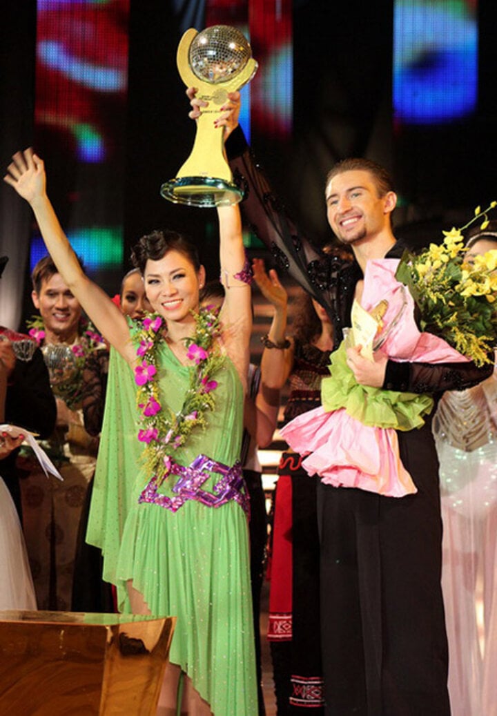 Năm 2011, Thu Minh tham gia "Bước nhảy hoàn vũ" và giành ngôi vị Quán quân.