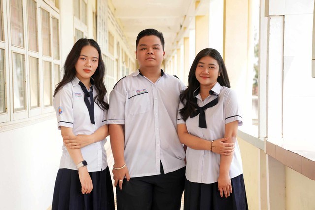 Bí quyết 'săn' học bổng của học sinh trường... tỉnh- Ảnh 1. Từ trái sang: Bảo Tiên, Trọng Đạt, Ngọc Huyền