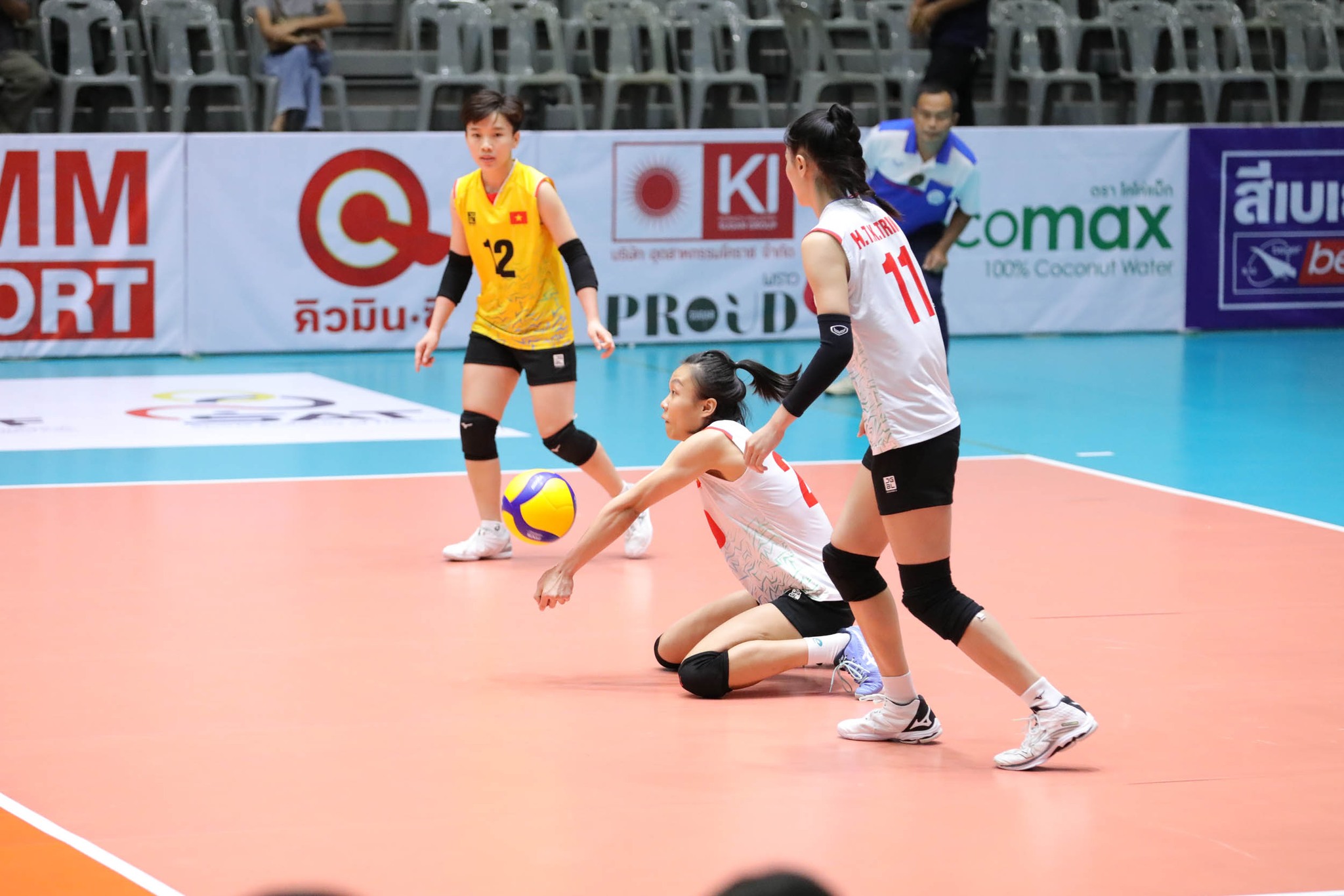 Bích Tuyền tỏa sáng ngày sinh nhật, đội tuyển bóng chuyền Việt Nam thắng dễ Hồng Kông- Ảnh 1. Bích Tuyền tỏa sáng ngày sinh nhật, đội tuyển bóng chuyền Việt Nam thắng dễ Hồng Kông- Ảnh 1.