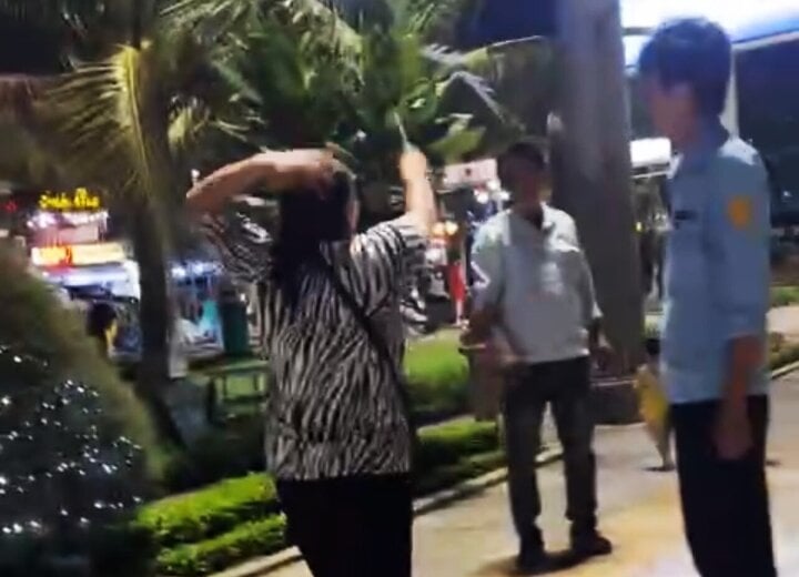 Hình ảnh người phụ nữ vung dao chém vào các nhân viên Đội trật tự đô thị Quy Nhơn. (Ảnh cắt từ clip)