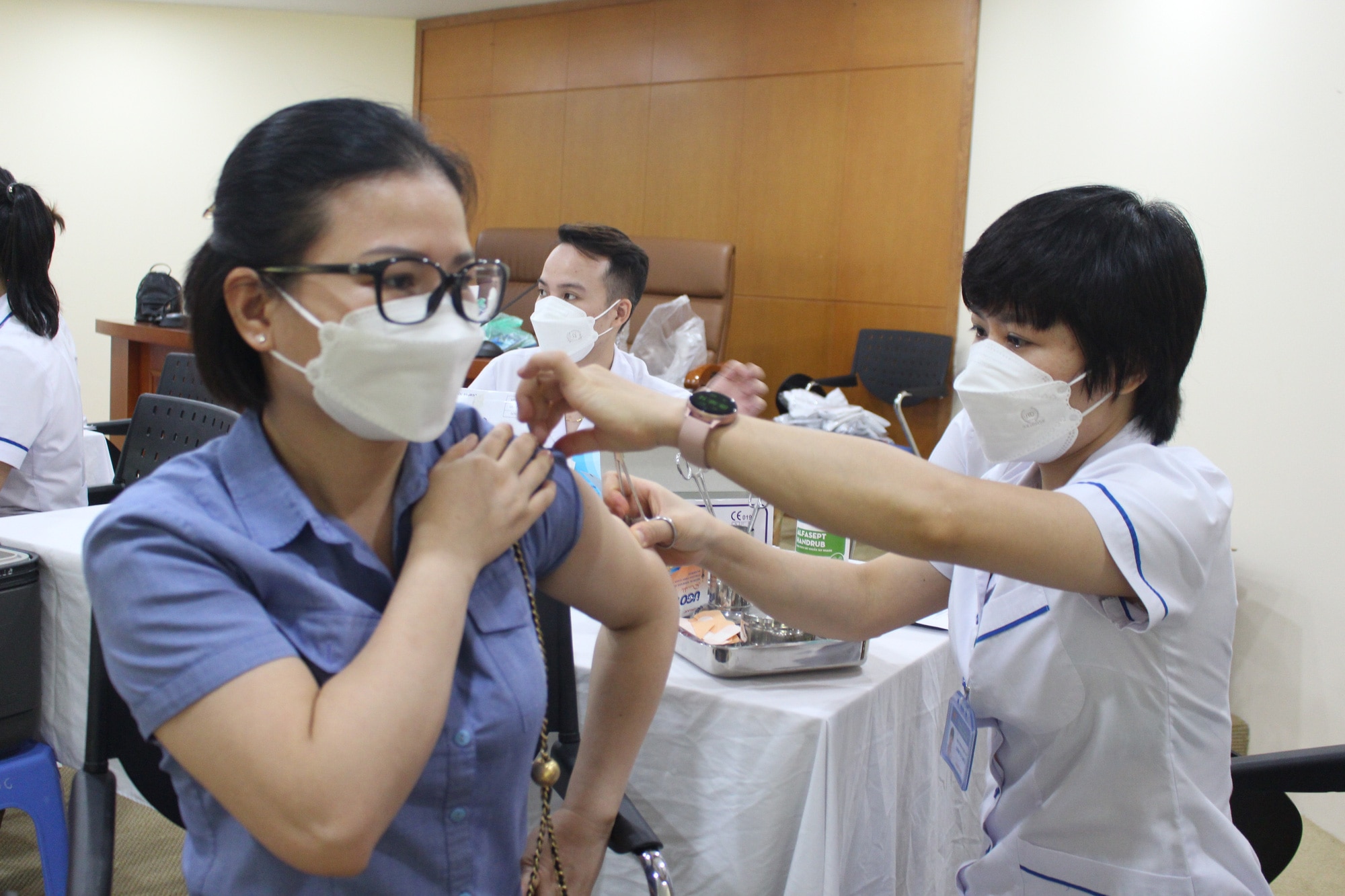 Tiêm chủng vắc xin COVID-19 tại Hà Nội năm 2022 - Ảnh: DƯƠNG LIỄU