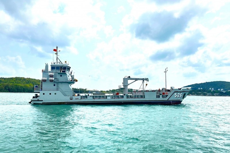Tàu 526 rời quân cảng Vùng 5 Hải quân thực hiện nhiệm vụ vận chuyển nước ngọt cấp cho người dân.