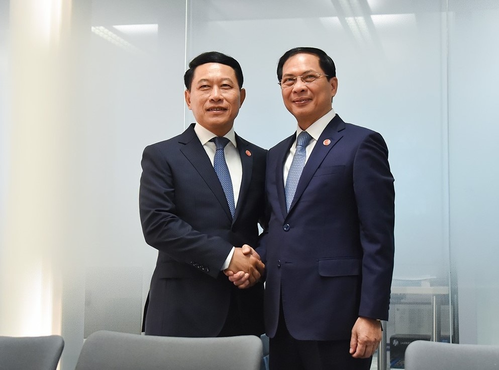 Bộ trưởng Bộ Ngoại giao Việt Nam gặp gỡ, tiếp xúc song phương tại Pháp
