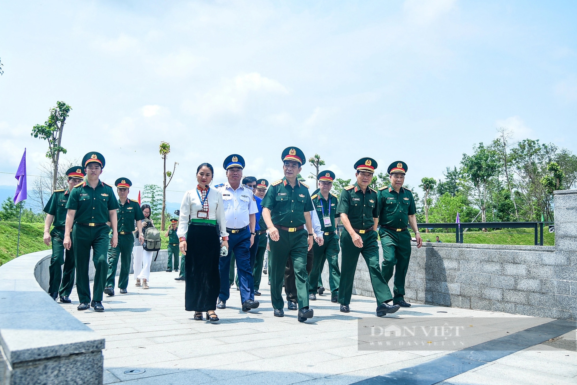 Bộ trưởng Bộ Quốc phòng, Bộ Công an dâng hương tưởng nhớ các anh hùng, liệt sĩ tại Điện Biên Phủ- Ảnh 3.