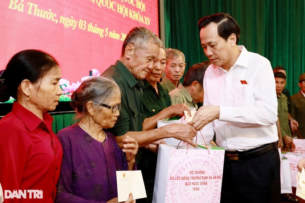 Bộ trưởng Đào Ngọc Dung thăm hỏi, tặng quà  người có công, trẻ em khó khăn - 1