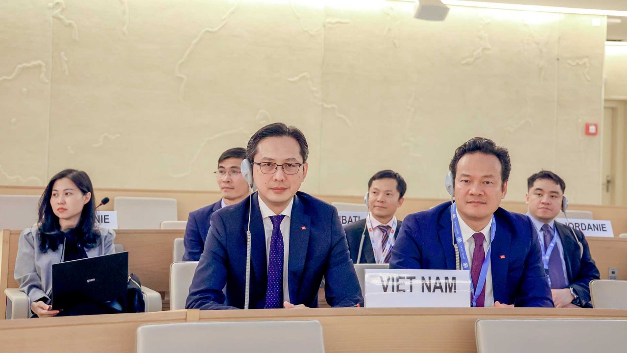 Thứ trưởng Ngoại giao Đỗ Hùng Việt và đoàn Việt Nam tại phiên thông qua. (Nguồn: TTXVN)