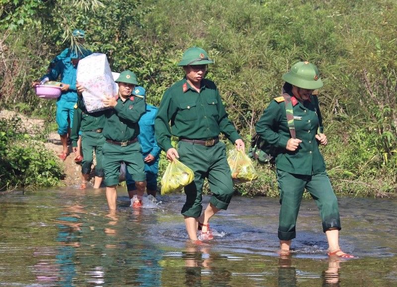 Ban Chỉ huy quân sự huyện Lệ Thủy mang lương thực, thực phẩm, dụng cụ đến các điểm trường trực tiếp chế biến. Ảnh: T. Hoàng