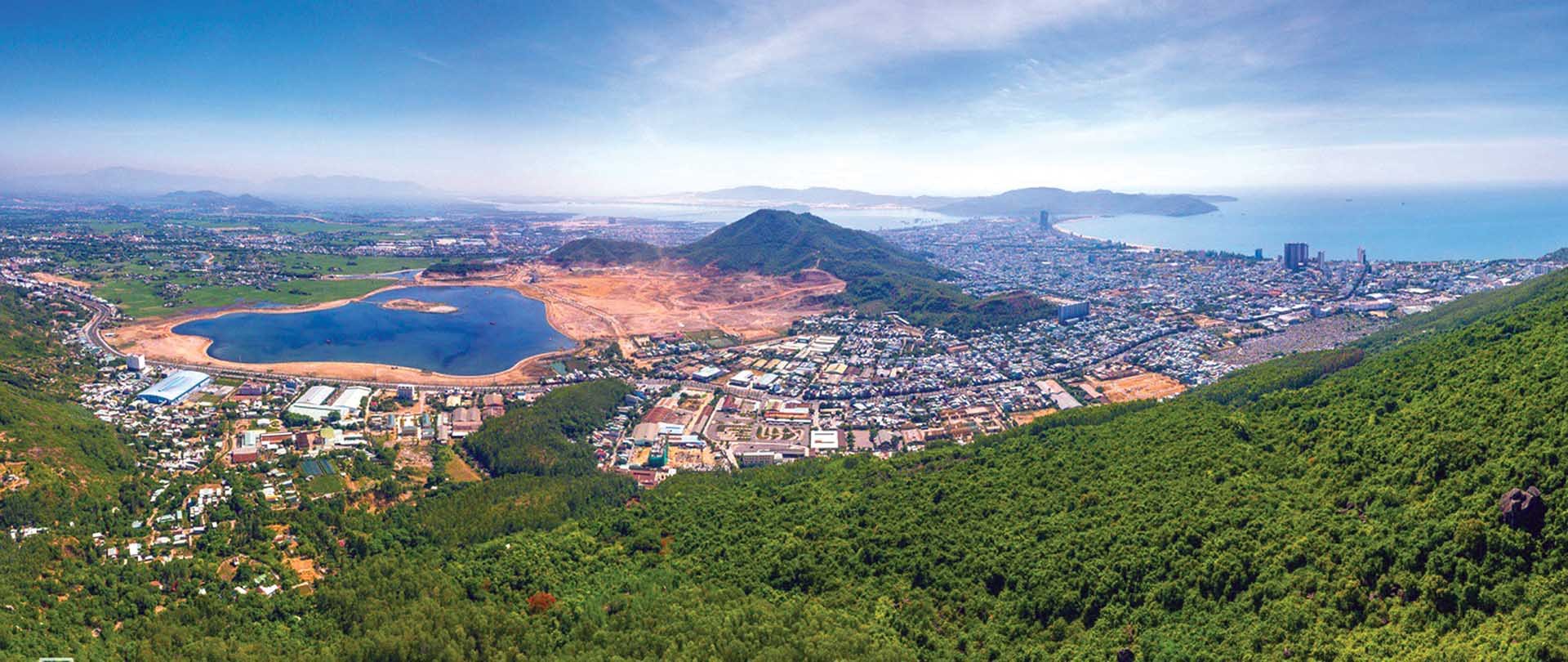 Thành phố biển Quy Nhơn nhìn từ khu vực núi Vũng Chùa.  (Ảnh: Nguyễn Tiến Trình)
