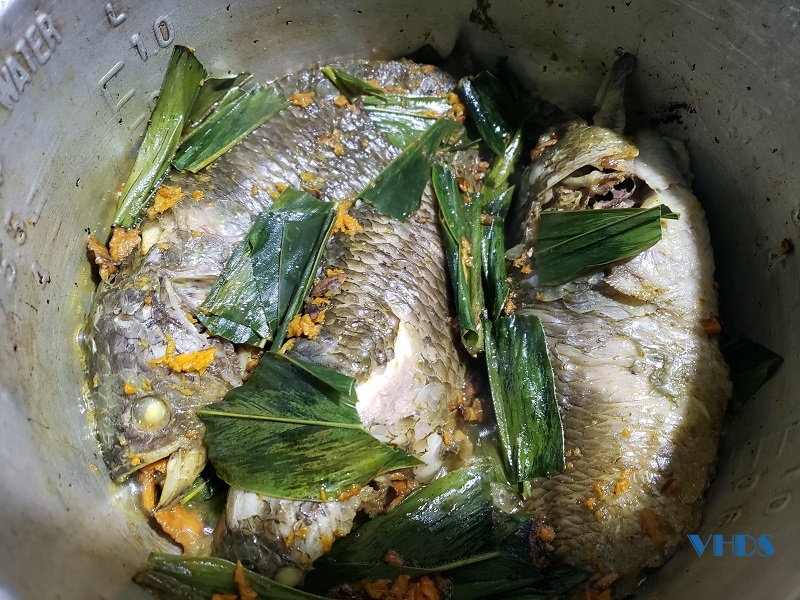 Cá rô kho lá nghệ, mộc mạc vị quê- Ảnh 1. Cá rô kho lá nghệ, mộc mạc vị quê- Ảnh 1.