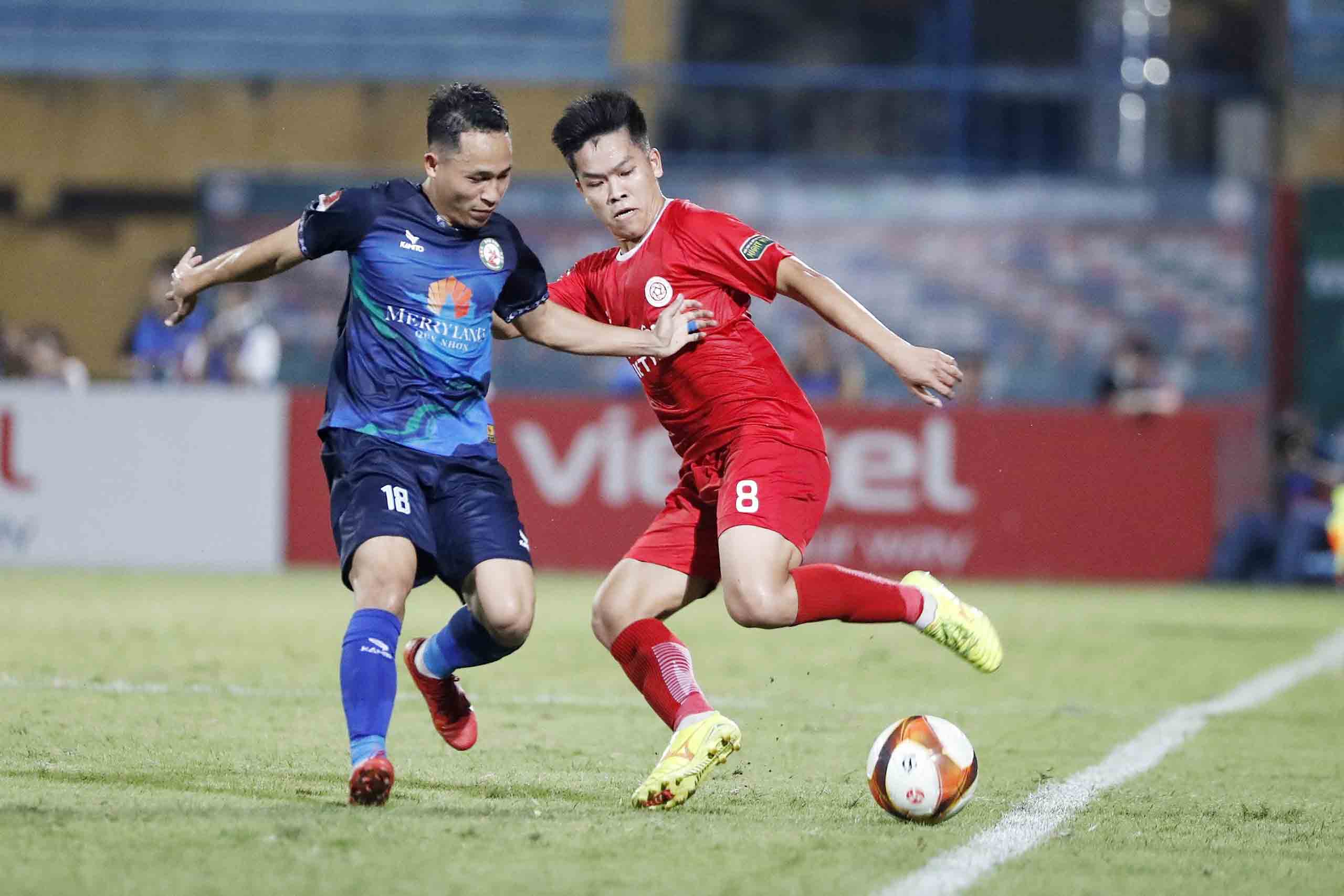 Các HLV V-League tiến cử người tài cho ông Kim Sang-sik và đội tuyển Việt Nam
- Ảnh 1. Văn Đức (trái) chơi rất hay trong màu áo CLB Bình Định
