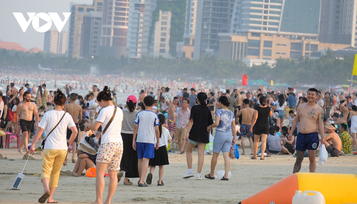 các bãi biển Đà nẵng hút khách ngày nắng nóng hình ảnh 1 cac bai bien Da nang hut khach ngay nang nong hinh anh 1