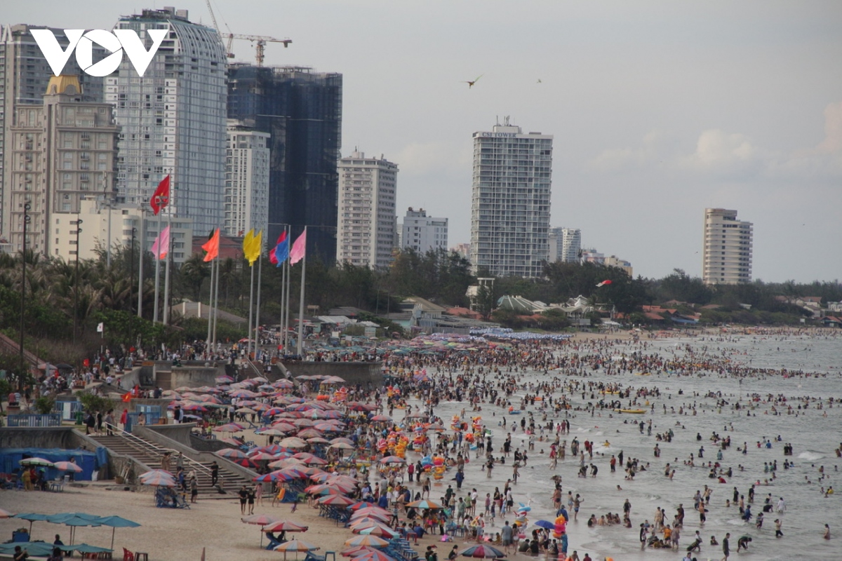 các bãi tắm ở bà rịa vũng tàu chật cứng khách dịp lễ 30 4 và 1 5 hình ảnh 1 cac bai tam o ba ria vung tau chat cung khach dip le 30 4 va 1 5 hinh anh 1