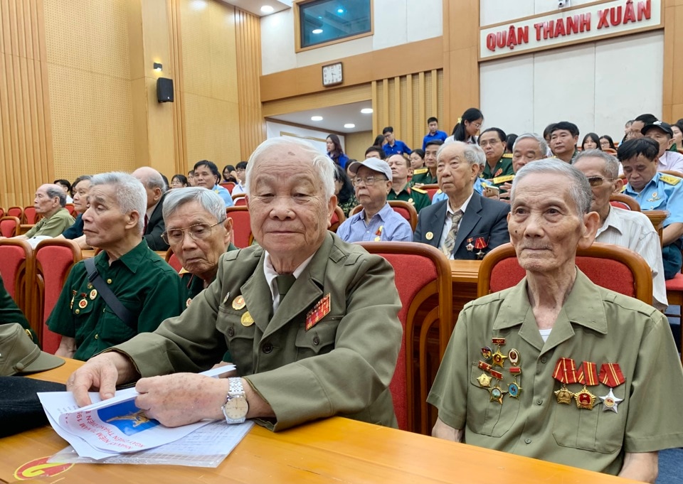 Cựu chiến binh Đo&agrave;n Kim (thứ 2 từ phải sang) tham gia buổi&nbsp;gặp mặt kỷ niệm 70 năm Chiến thắng Điện Bi&ecirc;n Phủ do quận Thanh Xu&acirc;n tổ chức