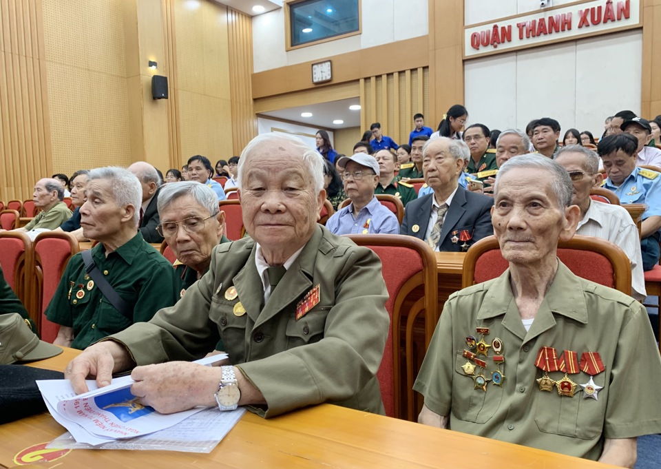 Cựu chiến binh Đoàn Kim (thứ 2 từ phải sang) tham gia buổi gặp mặt kỷ niệm 70 năm Chiến thắng Điện Biên Phủ do quận Thanh Xuân tổ chức