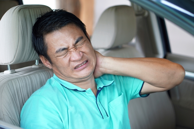 Cách cải thiện đau cổ và lưng khi đi tàu xe, máy bay- Ảnh 1. Thoái hóa cột sống cổ vô cùng phổ biến ở các bác tài. Ảnh: Shutterstock