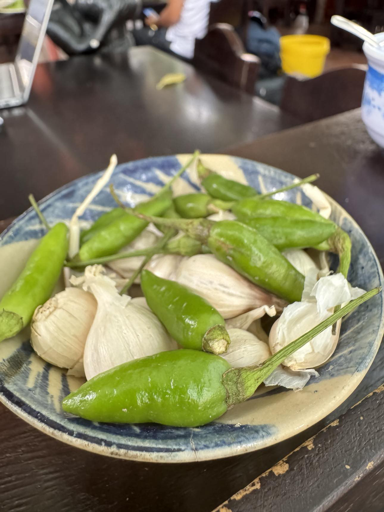 Người có mồ hôi nặng mùi nên hạn chế ăn những loại gia vị có mùi nồng như tỏi, ớt... - Ảnh minh họa: THU HIẾN Người có mồ hôi nặng mùi nên hạn chế ăn những loại gia vị có mùi nồng như tỏi, ớt... - Ảnh minh họa: THU HIẾN