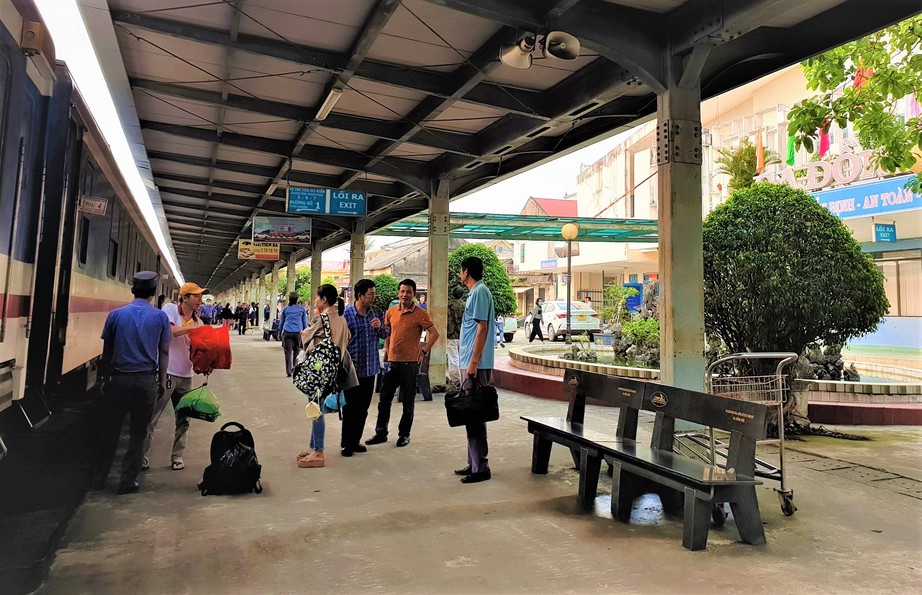 “Cạn” vé tàu hỏa ngày cao điểm dịp 30/4- Ảnh 1. “Cạn” vé tàu hỏa ngày cao điểm dịp 30/4- Ảnh 1.