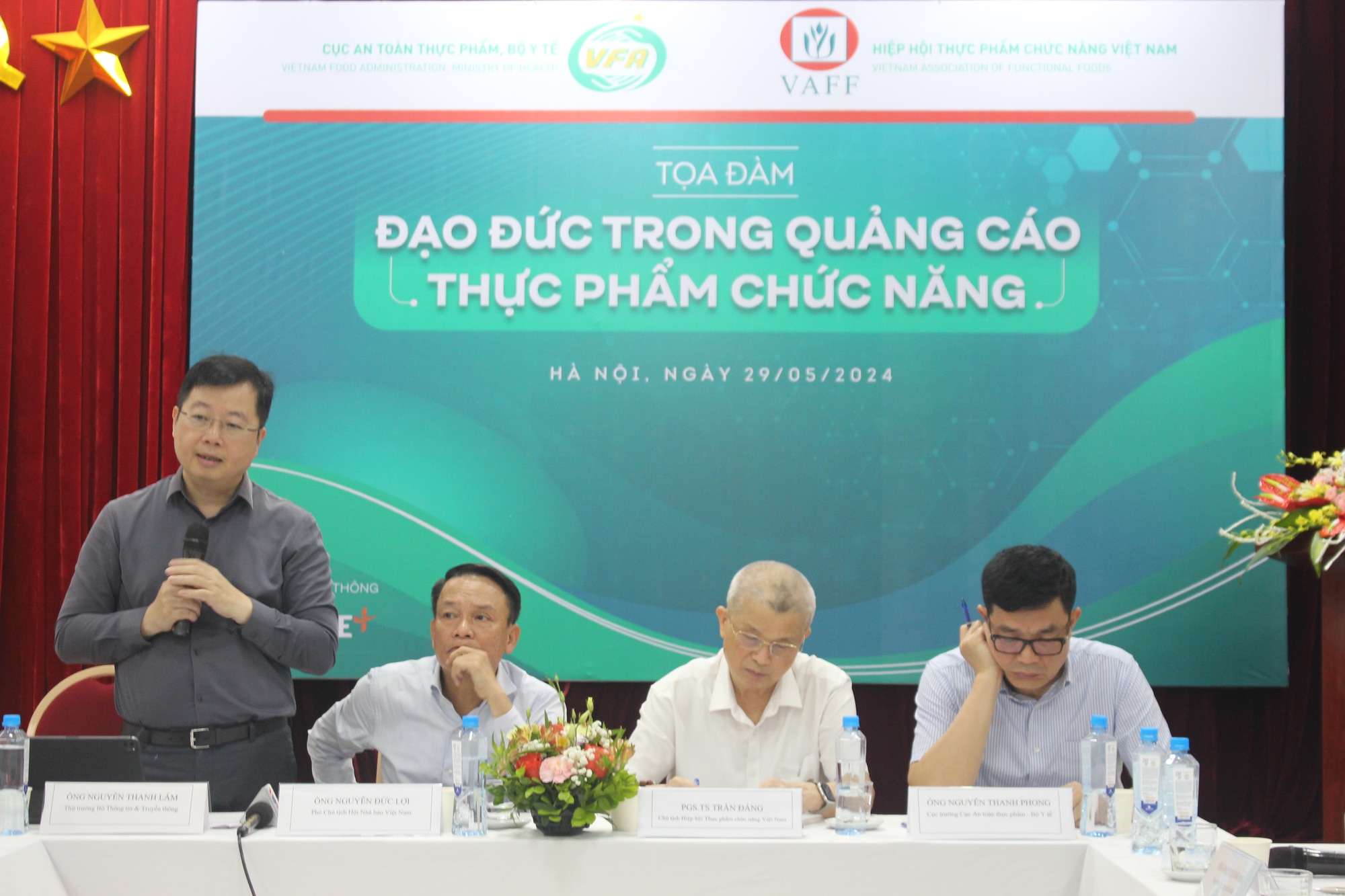 Thứ trưởng Bộ Thông tin và Truyền thông Nguyễn Thanh Lâm chia sẻ tại tọa đàm Đạo đức trong quảng cáo thực phẩm chức năng - Ảnh: D.LIỄU