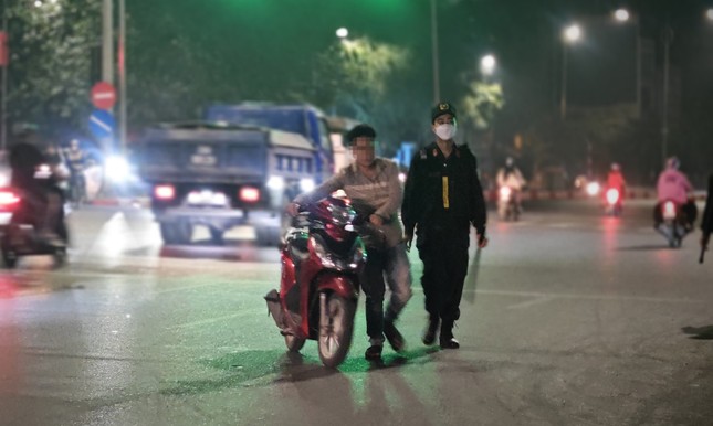 Cảnh sát 141 xử lý hàng chục thanh thiếu niên mang hung khí, 'đầu trần' diễu phố đêm cuối tuần ảnh 1