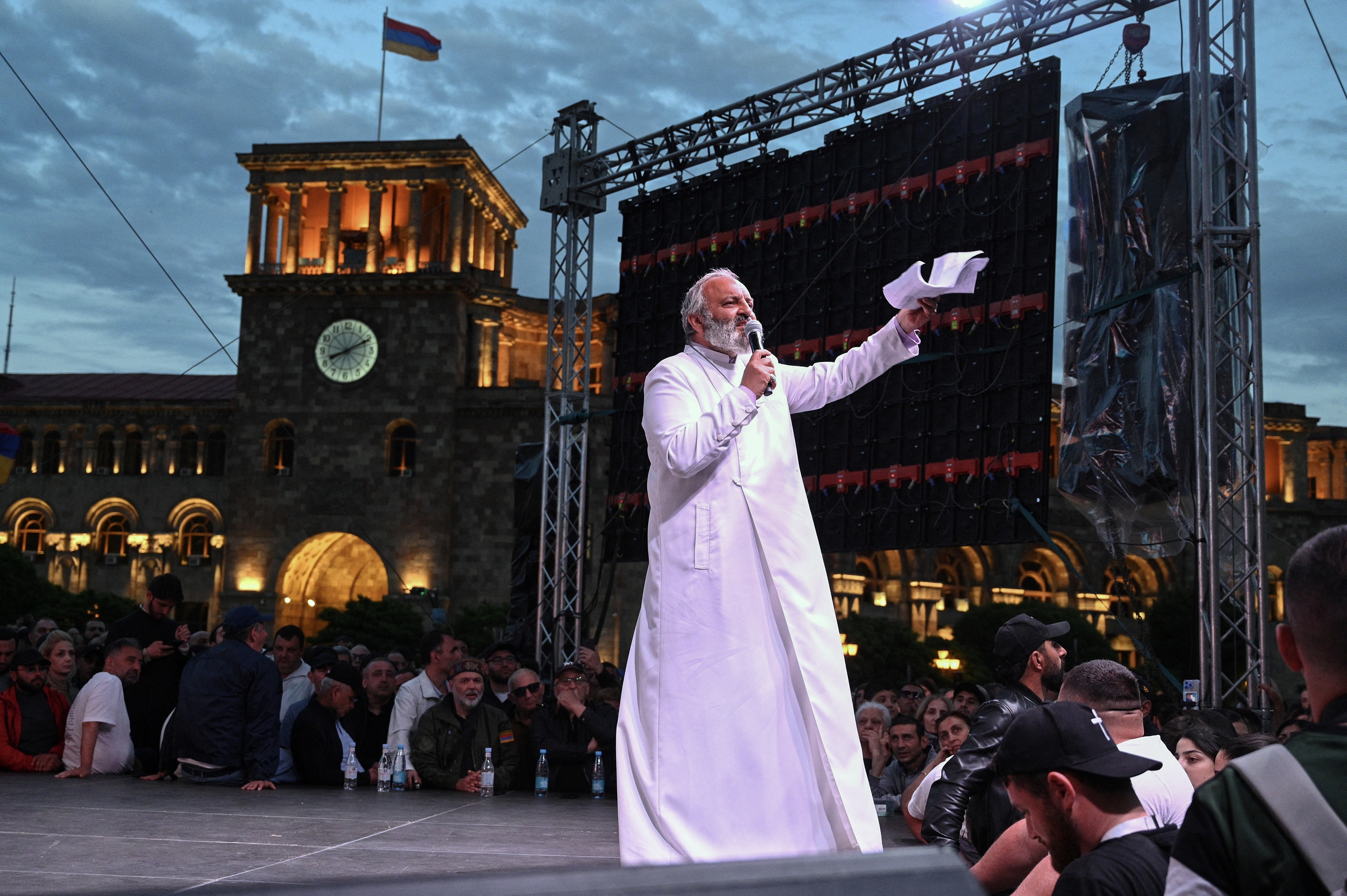 Cảnh sát Armenia bắt 48 người biểu tình phản đối 'trả đất' cho Azerbaijan- Ảnh 1. Tổng giám mục Bagrat Galstanyan phát biểu trong cuộc biểu tình ở Yerevan hôm 10.5