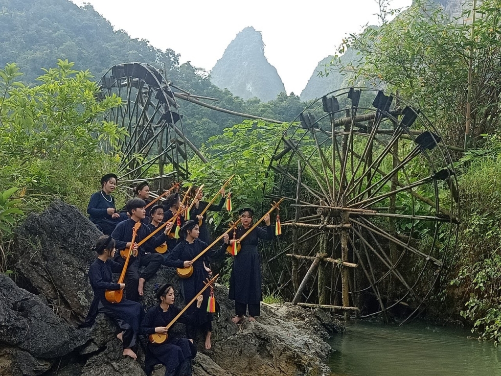 (Đội văn nghệ quần chúng hòa mình vào thiên nhiên để ngân nga giai điệu hát Then- đàn Tính (Đội văn nghệ quần chúng hòa mình vào thiên nhiên để ngân nga giai điệu hát Then- đàn Tính