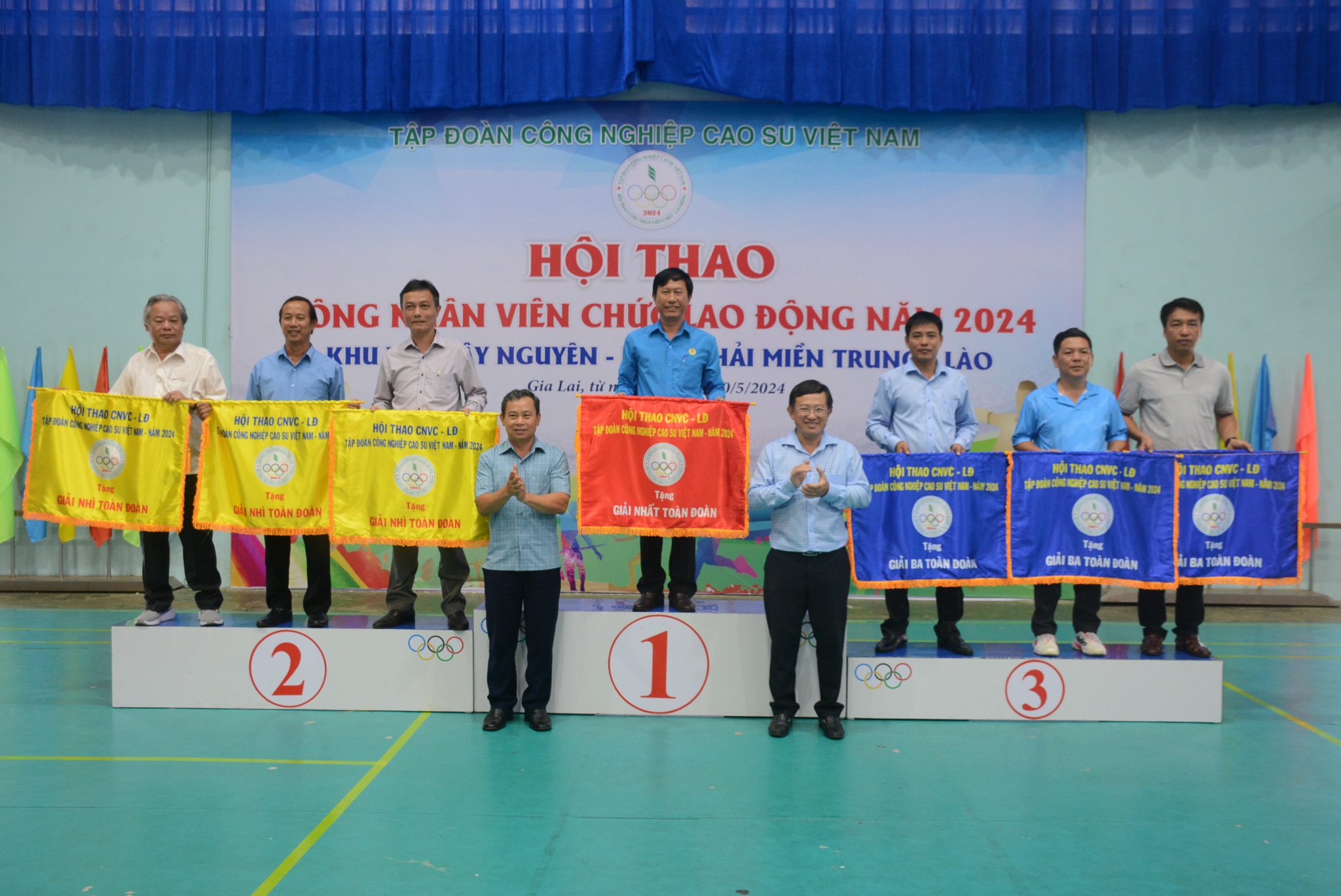 Cao su Chư Prông giữ vững vị trí số 1 toàn đoàn Hội thao khu vực I- Ảnh 1. Lãnh đạo VRG và Sở VH-TT-DL tỉnh Gia Lai trao giải nhất toàn đoàn cho Cao su Chư Prông