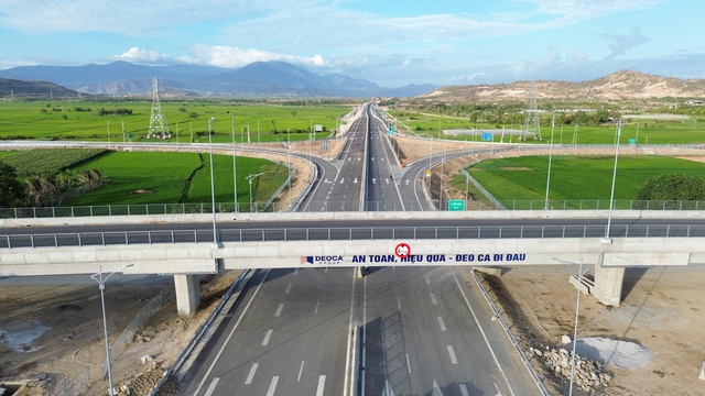 Cao tốc Cam Lâm - Vĩnh Hảo: Phí toàn tuyến mức từ 130.000 - 497.000 đồng/lượt- Ảnh 1. Từ 0 giờ ngày 28.5, cao tốc Cam Lâm - Vĩnh Hảo chính thức thu phí