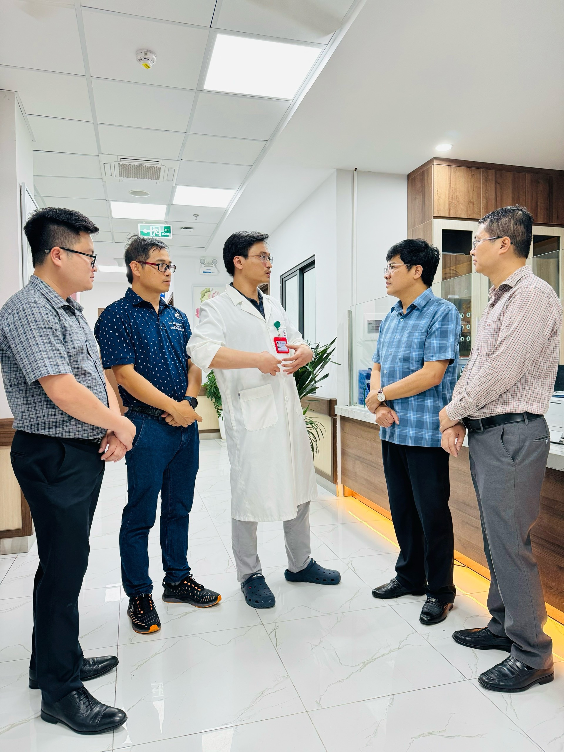Câu lạc bộ Bí thư Đoàn thanh niên ngành Y tế động viên nữ bác sĩ Bệnh viện K bị tai nạn hi hữu- Ảnh 1. Câu lạc bộ Bí thư Đoàn thanh niên ngành Y tế động viên nữ bác sĩ Bệnh viện K bị tai nạn hi hữu- Ảnh 1.