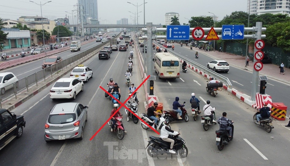 Cầu vượt thép Mai Dịch tăng cường hàng cọc tiêu để chống xe lấn làn ảnh 1