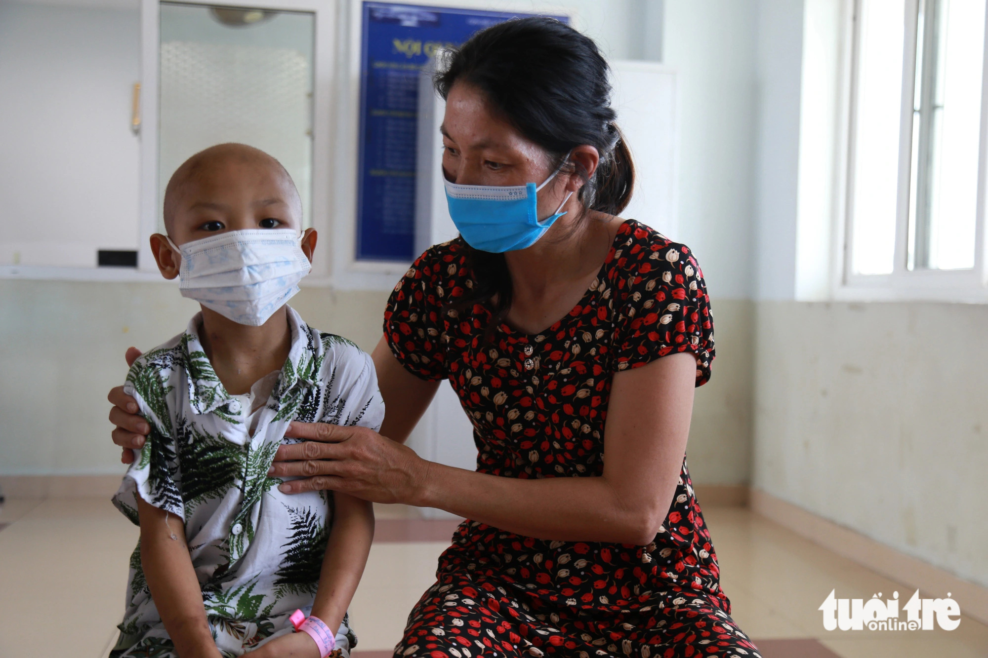 Chăm con ung thư, mẹ chỉ nguyện cầu con bớt đau- Ảnh 1. Mỗi người mẹ có con mắc ung thư đều chung ước mong con vơi bớt những cơn đau - Ảnh: ĐOÀN NHẠN