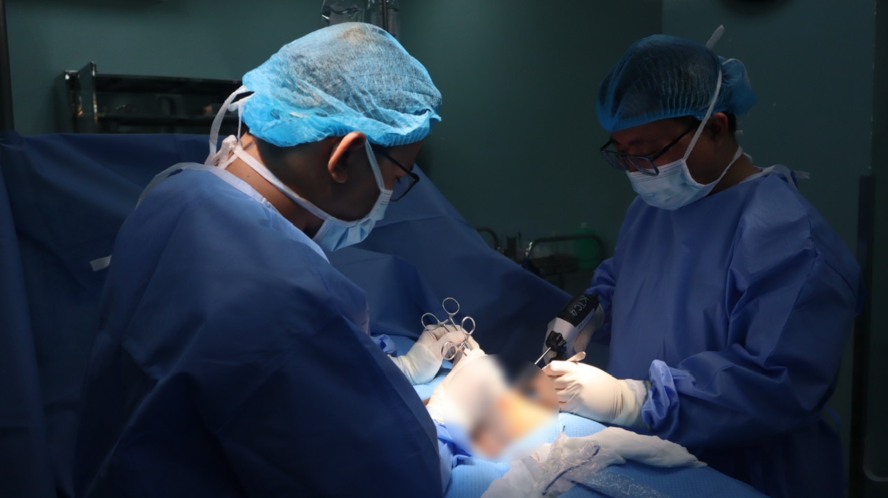Các bác sĩ đã phẫu thuật cho bệnh nhân bị tổn thương cơ quan sinh dục - Ảnh: BVCC
