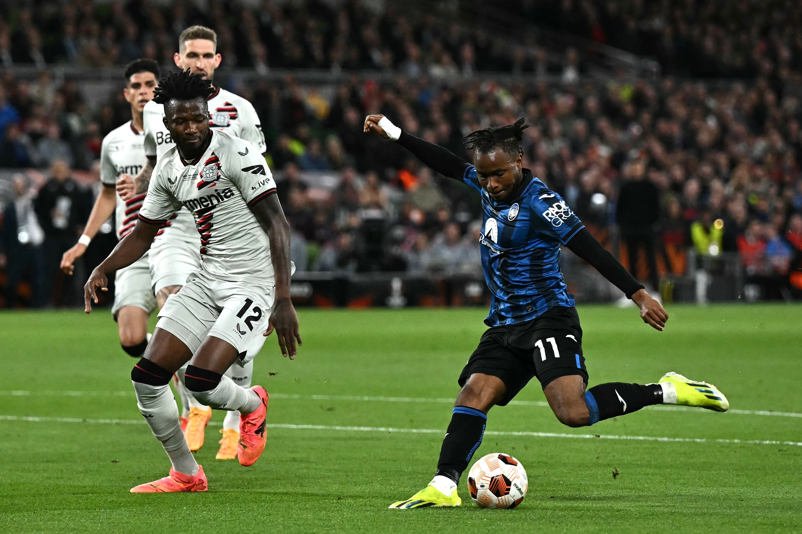 Chặn đứng chuỗi bất bại của Leverkusen, Atalanta tạo lịch sử với chức vô địch Europa League- Ảnh 1. Ademola Lookman (phải) tỏa sáng với cú hat-trick giúp Atalanta vô địch Europa League
