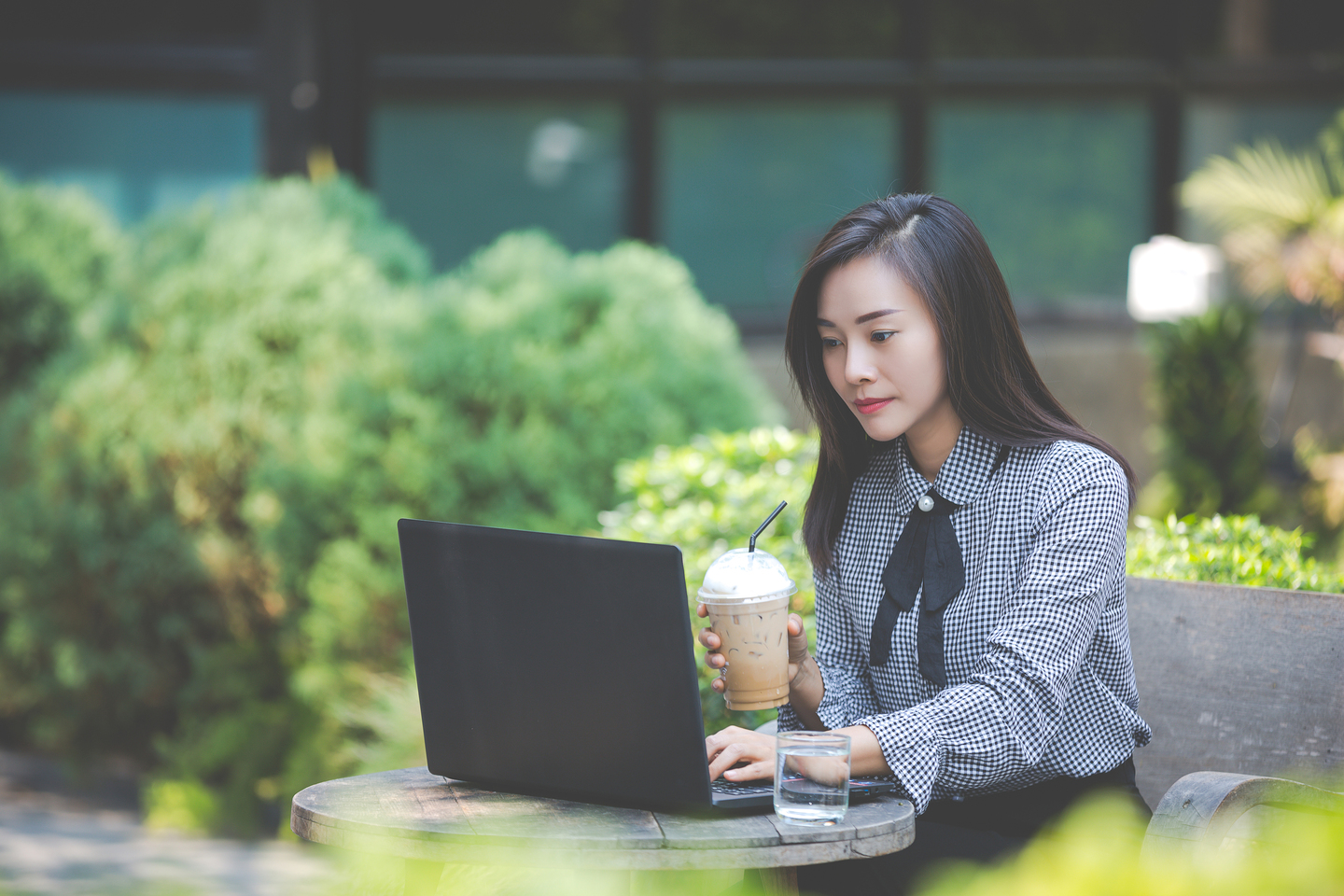 Chỉ 11% người lao động Việt Nam hài lòng về ý nghĩa công việc hiện tại- Ảnh 1. 40% người lao động ở Việt Nam xác định mức lương và sự ổn định trong công việc là ưu tiên hàng đầu