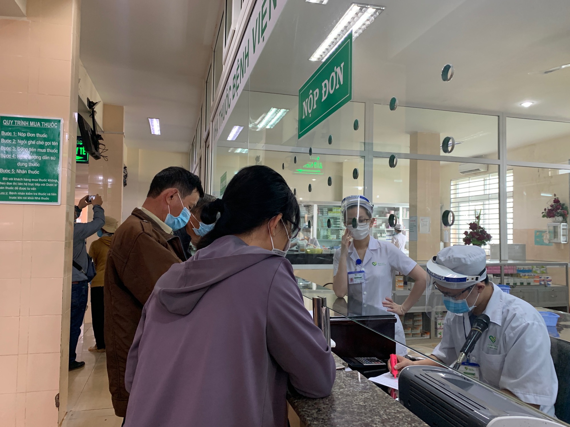 Chi phí khám chữa bệnh BHYT tăng cao, bất thường- Ảnh 1. Trong 4 tháng đầu năm, chi phí khám chữa bệnh BHYT tăng gần 5.600 tỉ đồng so với cùng kỳ năm 2023