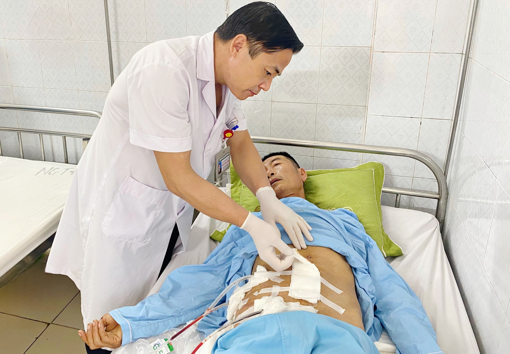 Bác sĩ kiểm tra vết mổ của bệnh nhân N.V.B. - Ảnh: Bệnh viện Đa khoa tỉnh Thanh Hóa cung cấp
