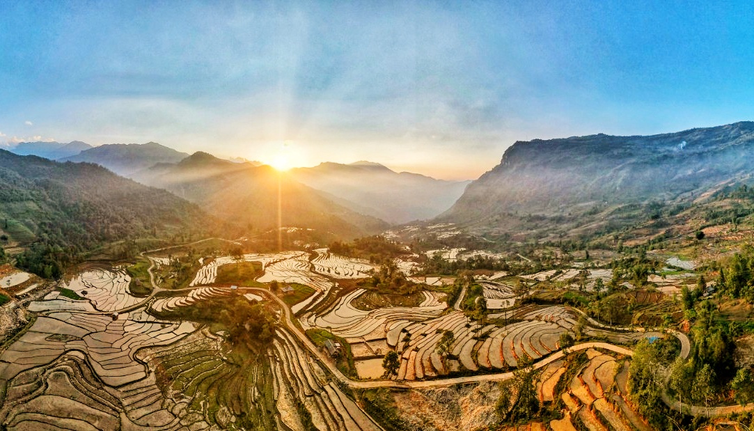 Chiêm ngưỡng vẻ đẹp ruộng bậc thang uốn lượn mùa nước đổ ở vùng cao Y Tý- Ảnh 10. Chiêm ngưỡng vẻ đẹp ruộng bậc thang uốn lượn mùa nước đổ ở vùng cao Y Tý- Ảnh 10.