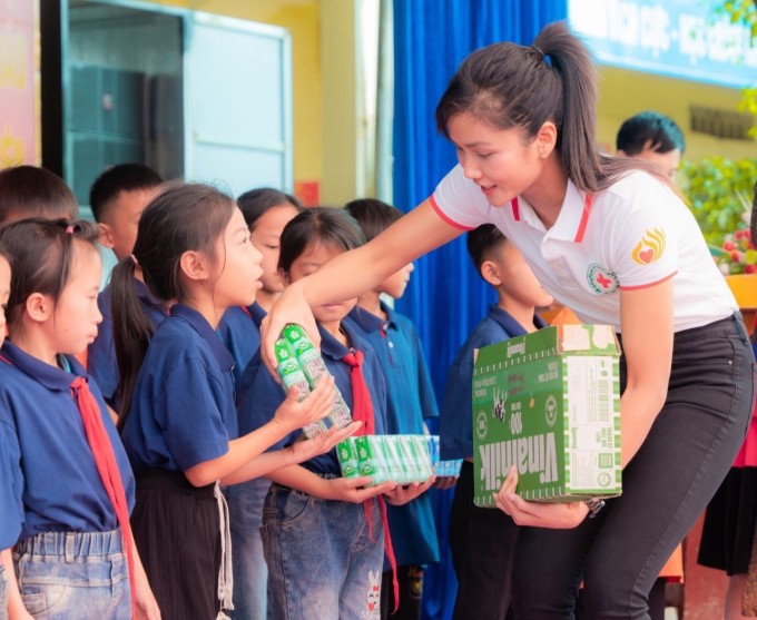Học sinh được phát sữa, hỗ trợ dinh dưỡng. Ảnh: Hội chữ Thập đỏ Việt Nam