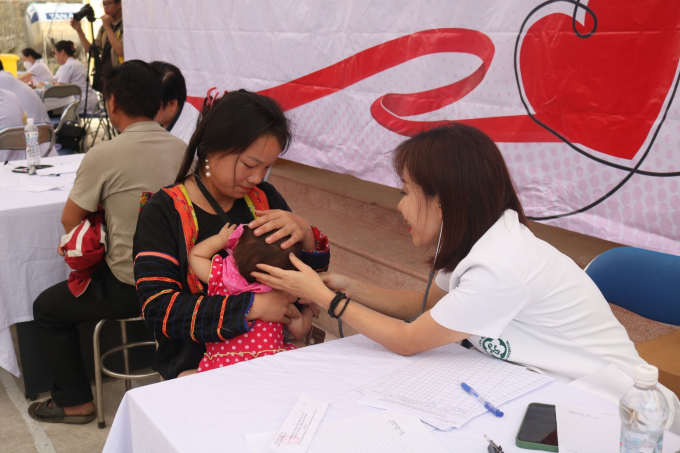 Khám bệnh, cấp thuốc miễn phí và tặng quà cho người nghèo, khó khăn huyện mường chà  tỉnh Điện Biên