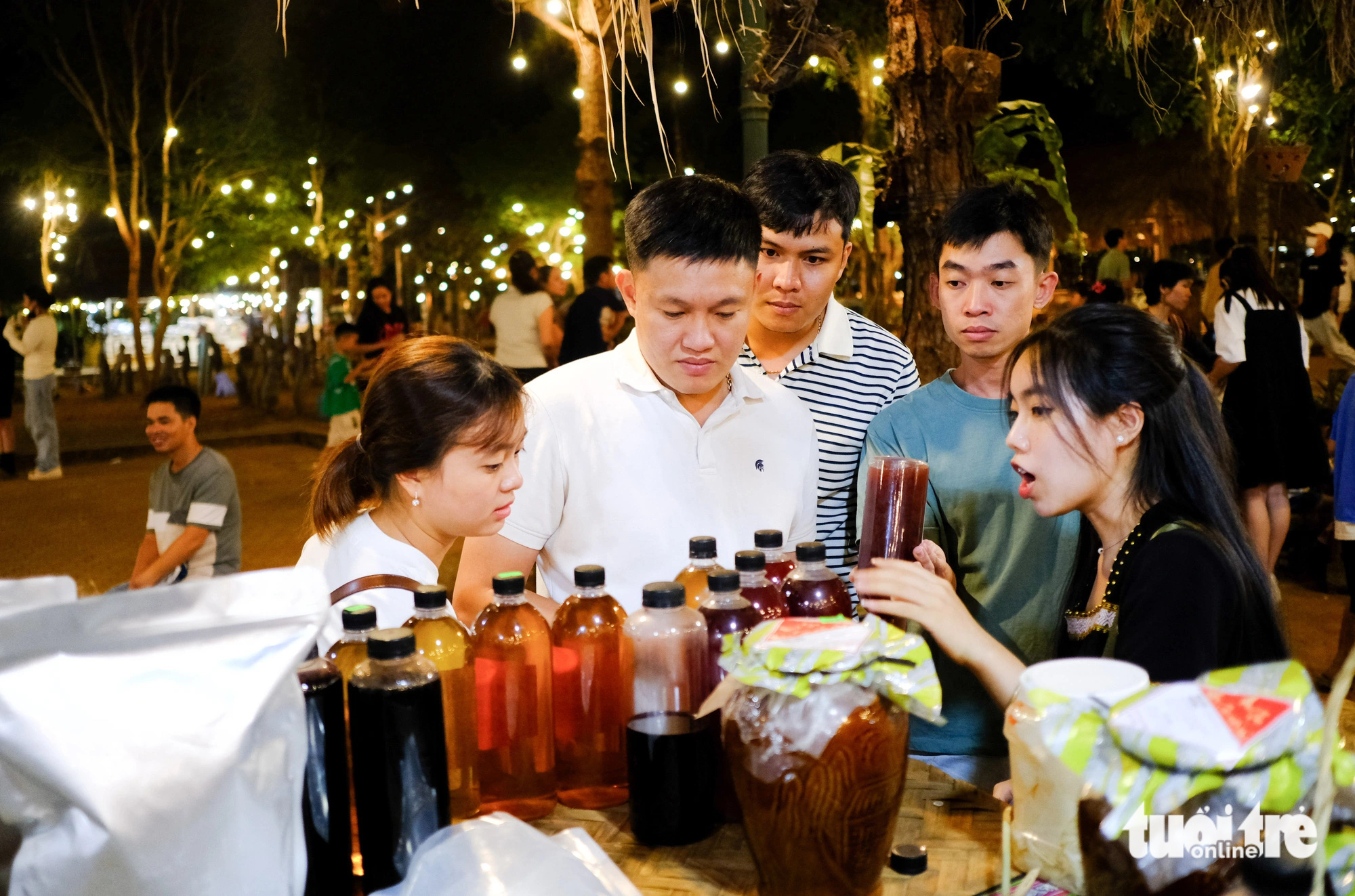 Chợ phiên đậm chất núi rừng Măng Đen hấp dẫn du khách- Ảnh 1. Du khách tìm hiểu các loại nông sản, dược liệu địa phương tại chợ phiên Măng Đen - Ảnh: TẤN LỰC