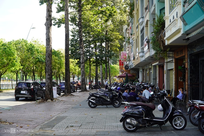 Vỉa hè đường Hoàng Sa, phường Đa Kao, quận 1 - một trong khu vực địa phương cho sử dụng tạm một phần để kinh doanh, buôn bán, tháng 12/2023. Ảnh: Gia Minh