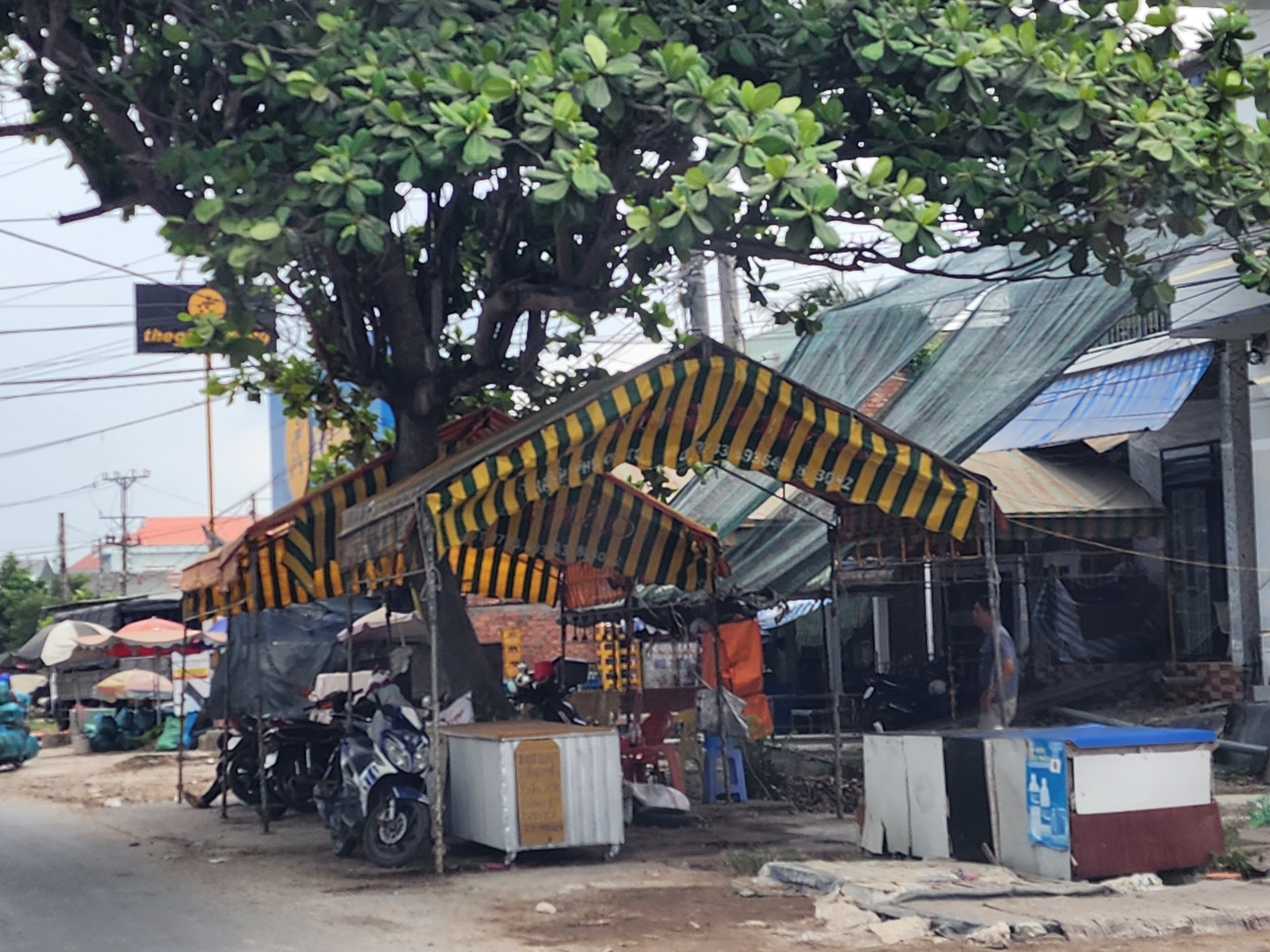 Chủ đầu tư chuyển 212 tỉ đồng GPMB dự án cầu Rạch Miễu 2 tại Tiền Giang- Ảnh 1. Nhà dân ở Tiền Giang vẫn còn trên phần đường thi công cầu Rạch Miễu 2
