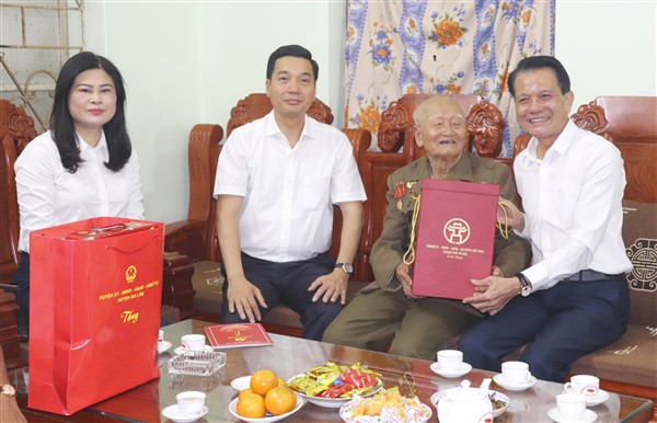 Chủ nhiệm Ủy ban Kiểm tra Thành ủy Hà Nội Hoàng Trọng Quyết cùng lãnh đạo Huyện ủy, UBND huyện Gia Lâm thăm hỏi, tặng quà gia đình chiến sĩ Đặng Trần Hoan.