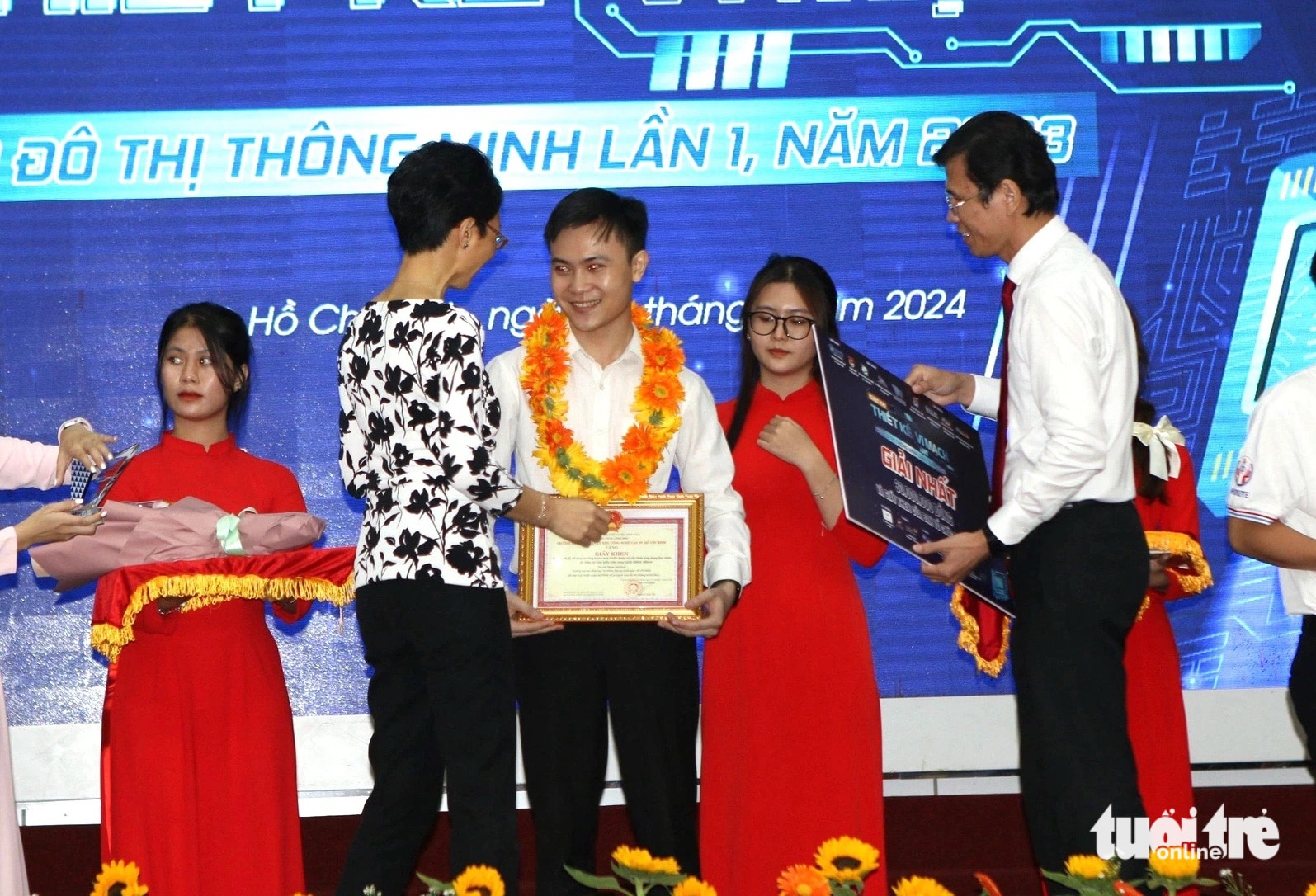 Sinh viên Phạm Thế Hùng (Trường đại học Khoa học tự nhiên - Đại học Quốc gia TP.HCM) giành giải nhất cuộc thi Thiết kế vi mạch cho đô thị thông minh lần 1 - năm 2024 - Ảnh: C.T.