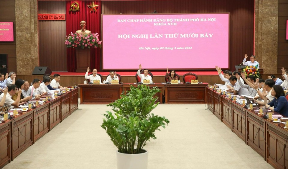 Ban Chấp hành Đảng bộ thành phố Hà Nội biểu quyết thông qua Chương trình hội nghị lần thứ 17. 