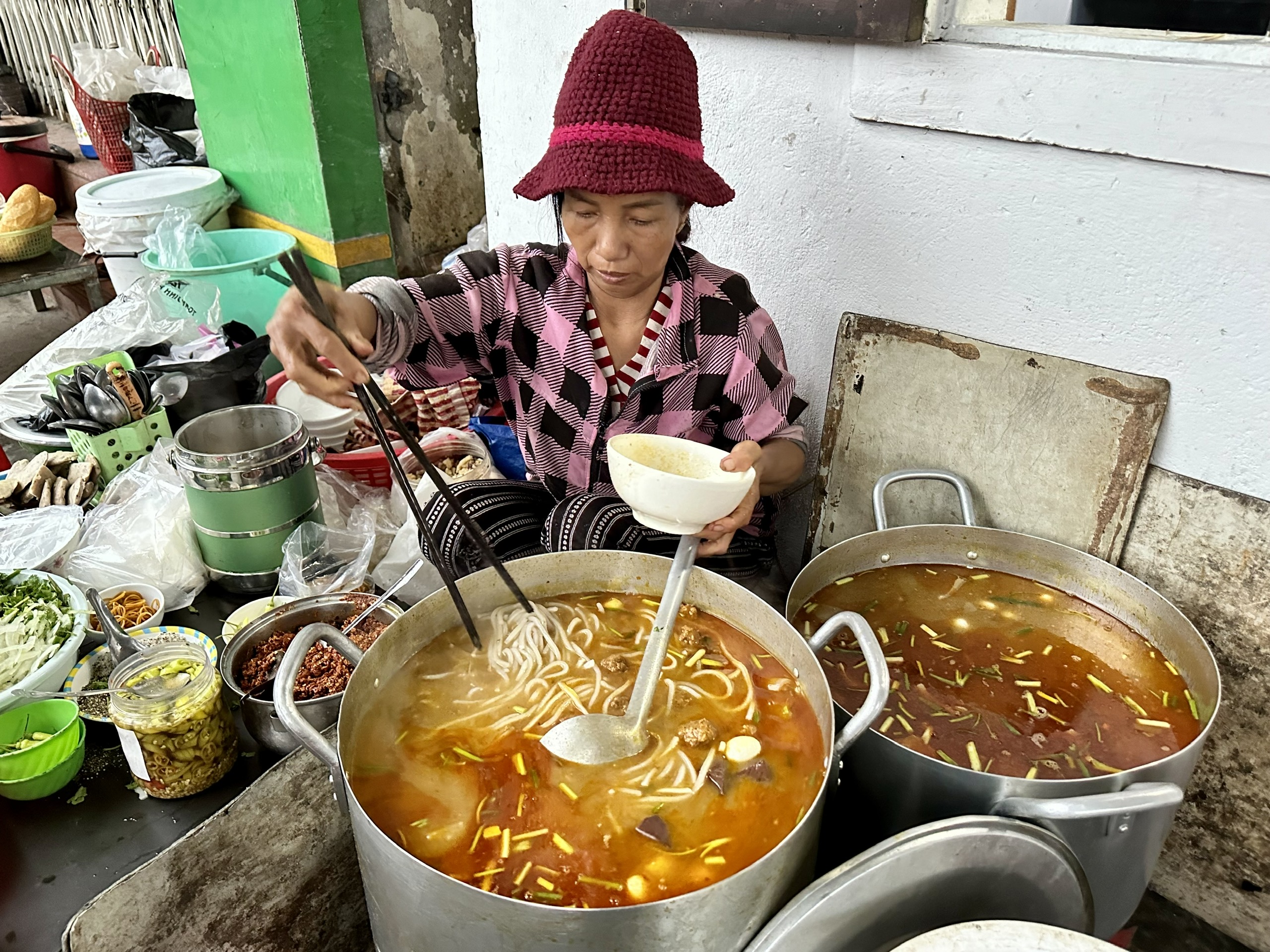 Có gì trong tô bánh canh 10.000 đồng ở Huế?- Ảnh 1. Có gì trong tô bánh canh 10.000 đồng ở Huế?- Ảnh 1.