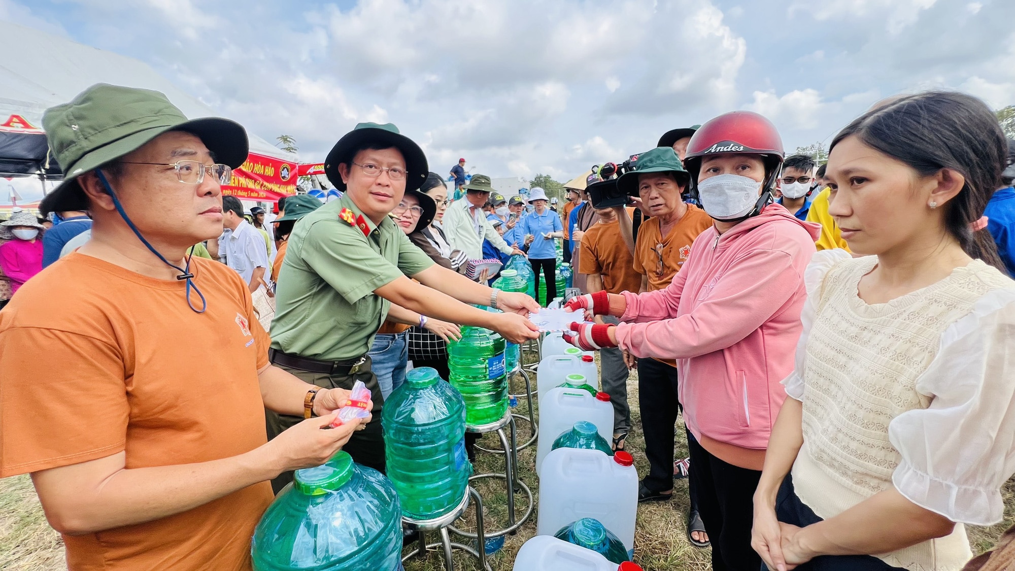 Đoàn công tác Công an tỉnh An Giang tặng nước ngọt cho bà con Tiền Giang - Ảnh: MINH PHƯỚC